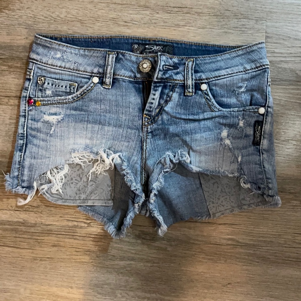 Really cute silver jeans shorts !!